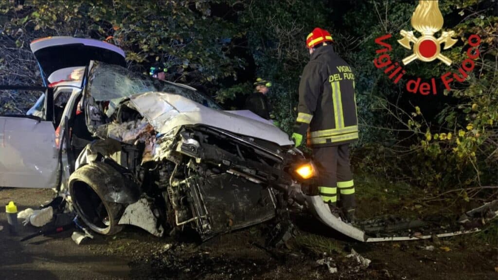 Auto con cinque ragazzi va fuori strada e si schianta: chi perde la ...