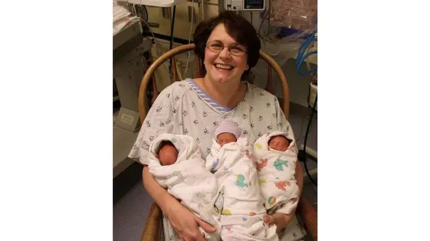 Nascono i nipotini, la nonna li prende e va in bagno: la nuora la segue e scopre che.. 