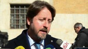 Addio e “avvertimento”. Nuova grana per Meloni: un big lascia il partito
