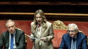 Meloni al Senato: “Rischiosa l’intesa di Trump sul gasolio”. Poi irride la Sinistra