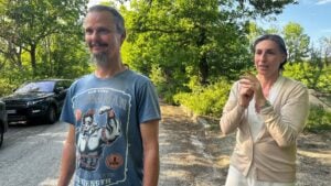 Famiglia nel bosco, i tre bambini tornano a casa nei weekend: potranno dormire con mamma e papà